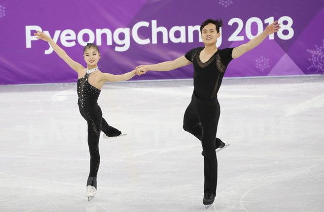  Màn biểu diễn của cặp vận động viên trượt băng nghệ thuật Triều Tiên Ryom Tae Ok và Kim Ju Sik. (Nguồn: YONHAP/TTXVN)