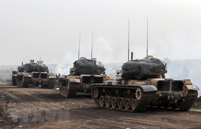 Xe quân sự Thổ Nhĩ Kỳ được triển khai tại Afrin, Syria trong chiến dịch chống các tay súng YPG, ngày 22/1. (Nguồn: THX/TTXVN)