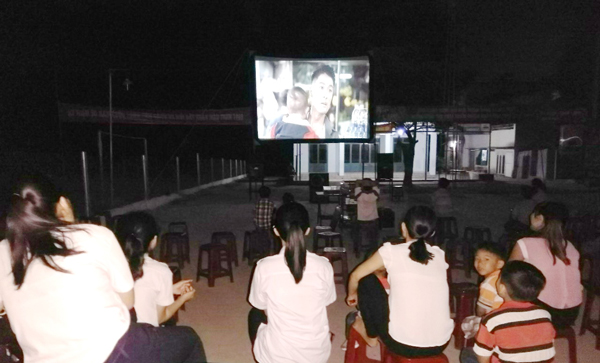 Đội chiếu phim số 8 phục vụ công nhân ăn tết xa quê tại ấp Tân Mai 2, xã Phước Tân, TP.Biên Hòa.  (ảnh: Đội chiếu phim số 8 cung cấp).