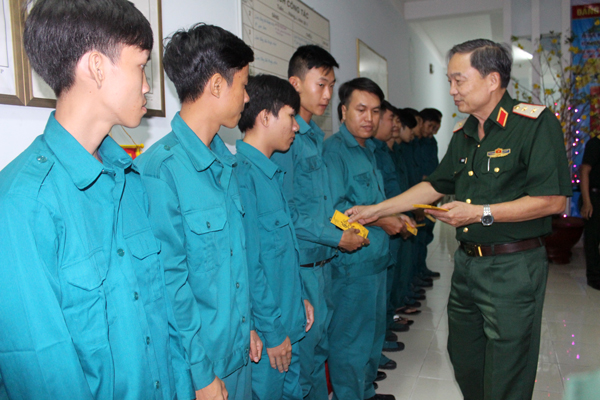 Lãnh đạo Quân khu 7 lì xì chiến sĩ chốt dân quân khu công nghiệp Biên Hòa.