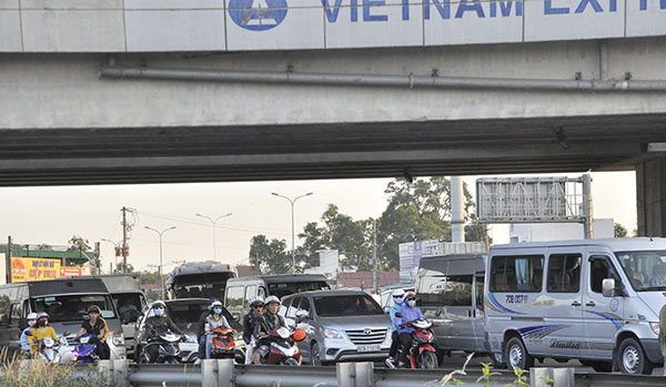 Tại nút giao giữa quốc lộ 51 với đường dẫn lên cao tốc TP.Hồ Chí Minh - Long Thành - Dầu Giây xe cộ dồn về đông, nhưng không ùn tắc.