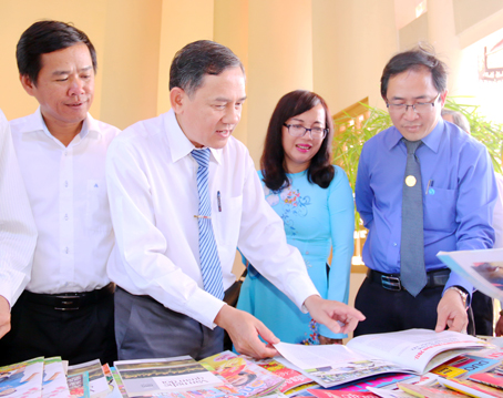 Lãnh đạo Ban Tuyên giáo Tỉnh ủy, Báo Đồng Nai và các đại biểu tham quan Hội Báo  Xuân Mậy Tuất 2018.