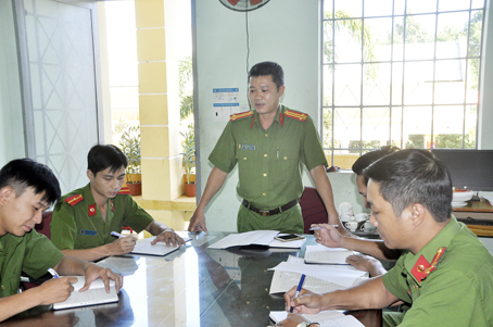 Các chiến sĩ Công an huyện Thống Nhất họp triển khai nhiệm vụ trước khi ra quân giữ gìn an ninh trật tự địa bàn.