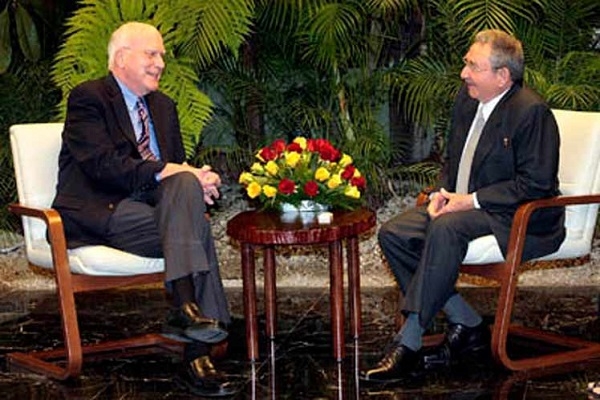 Chủ tịch Cuba Raul Castro (bên phải) và Thượng nghị sĩ Mỹ Patrick Leahy trong một chuyến thăm trước đó của ông Leahy tới Havana. (Ảnh: Prensa Latina)