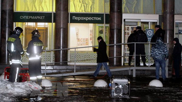 Cảnh sát và lực lượng cứu hộ Nga điều tra tại hiện trường vụ nổ ở St.Petersburg, ngày 28/12/2017. (Nguồn: AP/TTXVN)
