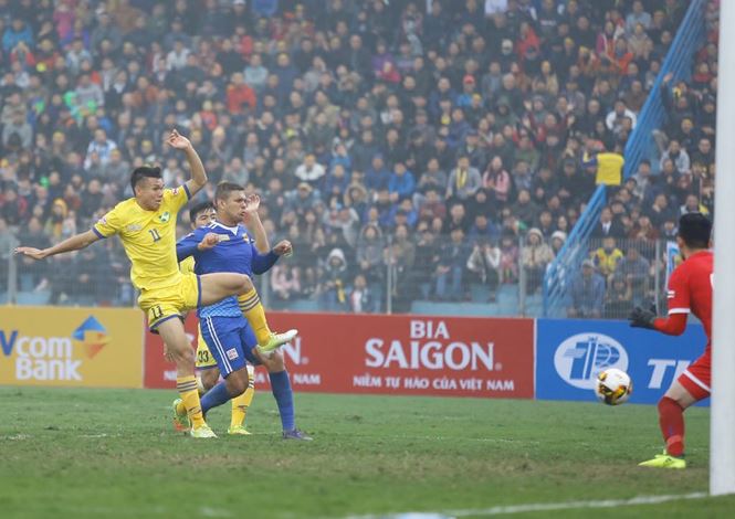 Thiago ghi bàn thắng duy nhất của trận đấu, giúp Quảng Nam vượt qua SLNA.