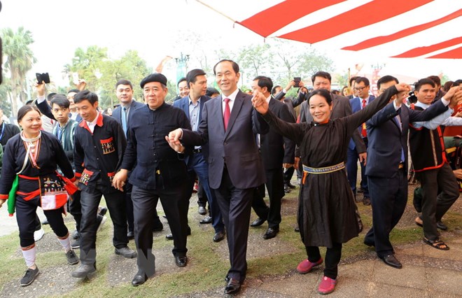 Chủ tịch nước Trần Đại Quang tham gia vòng xòe đại đoàn kết các dân tộc đầu Xuân. (Ảnh: Doãn Tấn/TTXVN)