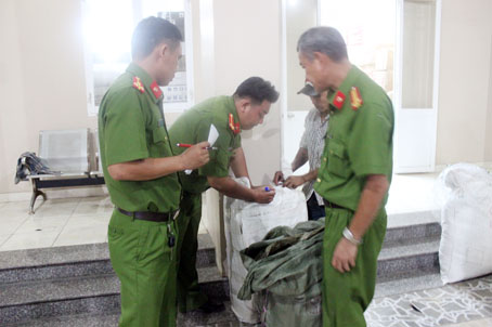 Cán bộ Phòng Cảnh sát kinh tế bắt hàng lậu, hàng giả.