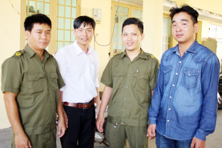 Anh Hoàng Xuân Thịnh (thứ 2 từ trái sang) cùng các quân nhân xuất ngũ liên tục về cơ sở động viên thanh niên trúng tuyển nghĩa vụ năm 2018 sẵn sàng lên đường nhập ngũ.