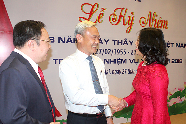 Đồng chí Nguyễn Phú Cường, Ủy viên Trung ương Đảng, Bí thư Tỉnh ủy chúc mừng cán bộ, nguyên cán bộ ngành y tế