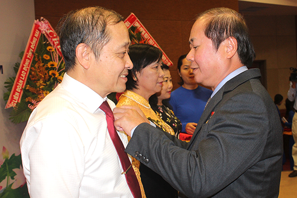 Giám đốc Sở Y tế Huỳnh Minh Hoàn trao kỷ niệm chương 