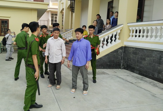 Hai bị cáo Thượng và Giang được dẫn giải rời phiên tòa sáng 28-2.