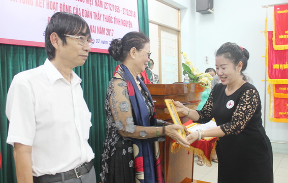 Chủ tịch Hội chữ thập đỏ tỉnh Đỗ Thị Phước Thiện trao giấy khen của Hội cho bác sĩ Nguyễn Thị Ngọc, Trưởng đoàn thầy thuốc tình nguyện của Hội
