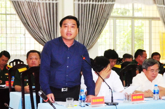 Lãnh đạo các địa phương trình bày quá trình tuyển chọn công dân nhập ngũ