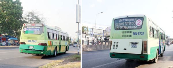 Xe buýt thường xuyên ghé vào trạm để đón trả khách nên có những thông báo phía đuôi xe để các phương tiện di chuyển phía sau lưu ý, hạn chế rẽ bất ngờ. Ảnh chụp vào ngày 24-2-2018.