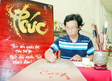 Họa sĩ Nguyễn Quốc Trọng viết thư pháp cho 50 bài thơ để phục vụ trưng bày, đồng thời làm quà tặng cho các tác giả trong chương trình Ngày Thơ Việt Nam lần thứ XVI và Ngày Văn nghệ sĩ Đồng Nai lần thứ IV. Ảnh: V.TUYÊN