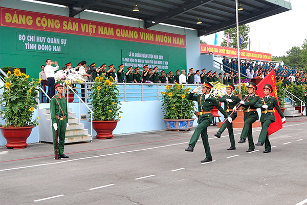 Tổ quân kỳ diễu hành qua lễ đài