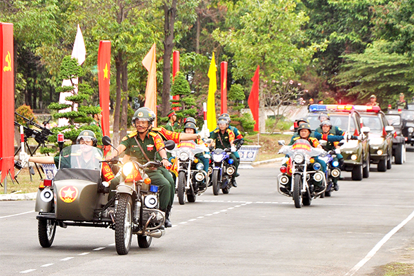 Đoàn xe kiểm soát quân sự diễu hành qua lễ đài 
