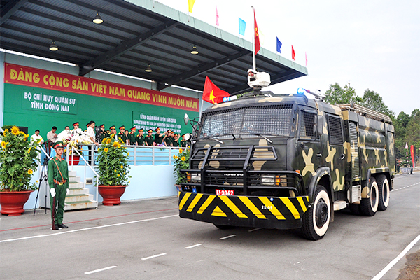 Xe đặc chủng của Bộ Chỉ huy quân sự tỉnh diễu hành qua lễ đài