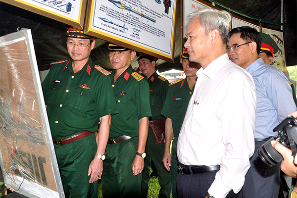 Các đại biểu tham quan mô hình, học cụ dùng huấn luyện năm 2018
