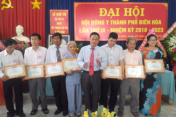 ông Huỳnh Phước Lương (đeo cà vạt đỏ)-Chủ tịch Hội đông y thành phố Biên Hoà trao giấy khen cho các tập thể và cá nhân