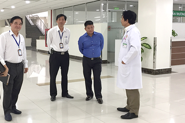 Giám đốc Bệnh viện Bệnh viện đại học y dược ShingMark Sử Sơn giới thiệu cơ sở vật chất của bệnh viện với đoàn công tác của Tập đoàn Anh Vinh đến tham quan