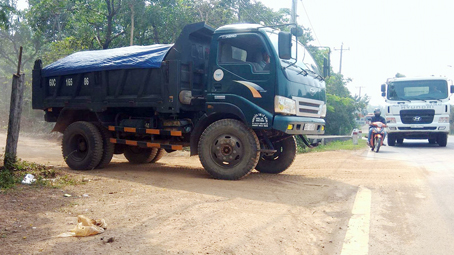 Xe tải liên tục chở đất từ điểm khai thác của Công ty TNHH H.T.L ở ấp Lộ 25 (xã Bàu Hàm 2, huyện Thống Nhất) đi bán cho các hộ dân.