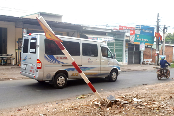 Cột biển báo nguy hiểm báo hiệu nơi giao nhau có đèn tín hiệu đặt trên đường 30-4 (xã Phú Bình, huyện Tân Phú) bị ngã đổ.