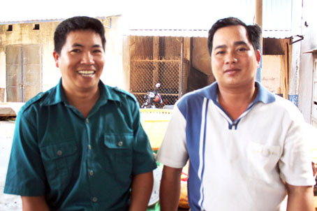 Ra quân, cựu quân nhân Thổ Hiền (phải) lập nghiệp bằng việc buôn bán tại chợ Bảo Vinh để tích lũy vốn nuôi giấc mơ làm ông chủ nhỏ.