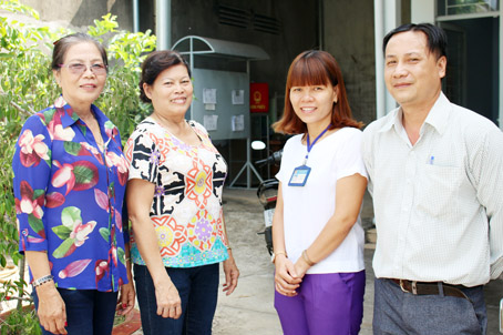 Bà Vũ Thị Cậy (bìa trái) và cán bộ phụ nữ xã, Ban điều hành ấp Hòa Bình phối hợp đi cơ sở vận động để chuẩn bị quà thăm hỏi phụ nữ nghèo cho Ngày quốc tế Phụ nữ 8-3-2018.