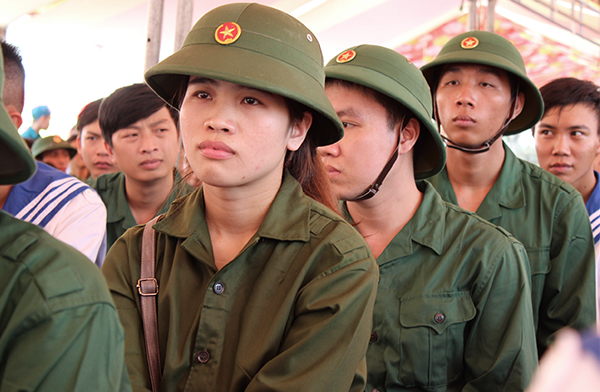 Tân binh nữ duy nhất tại huyện Long Thành, Hồ Thị Lan (25 tuổi) trong bộ quân phục tại buổi lễ giao quân.