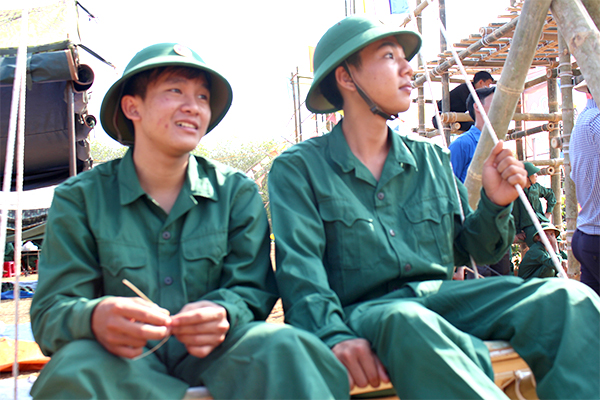 Tân binh Nguyễn Cao Tịnh (tay trái) và tân binh Nguyễn Quang Tú (xã Sông Nhạn) luôn song hành bên nhau trong ngày hội tòng quân.