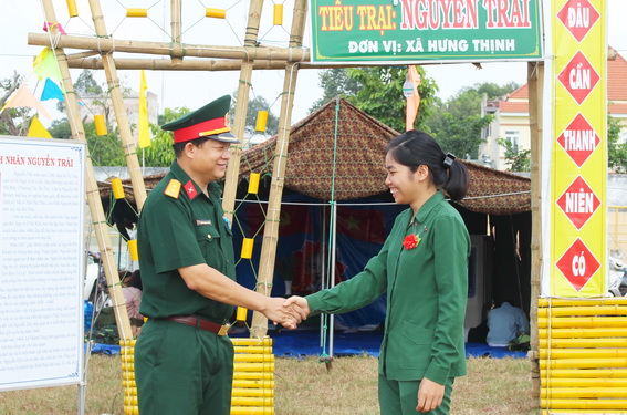 Chính Trị viên huyện Trảng Bom Trung tá Hoàng Minh Xuyên động viên nữ tân binh tại huyện