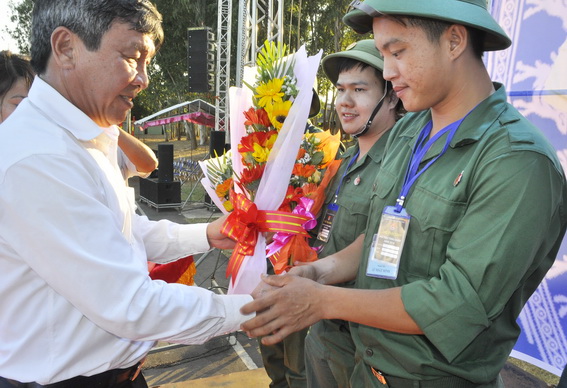 Ông Hồ Thanh Sơn Tỉnh ủy viên, Trưởng ban dân vận Tỉnh ủy tặng hoa cho các tân binh TX.Long Khánh