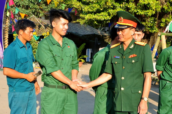 Đại tá Huỳnh Thanh Liêm, Chính ủy Bộ chỉ huy quân sự tỉnh chúc mừng các thanh niên trước ngày lên đường về đơn vị (ảnh: Đăng Tùng)