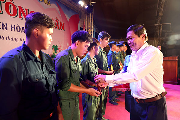 Ủy viên Ban TVTU, Bí thư Thành ủy Biên Hòa Lê Văn Dành tặng kỷ niệm chương cho các tân binh là đảng viên