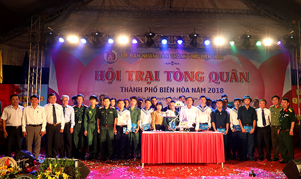 Lãnh đạo tỉnh, thành phố Biên Hòa tham dự lễ sinh nhật tập thể dành cho các tân binh có ngày sinh trong tháng 3
