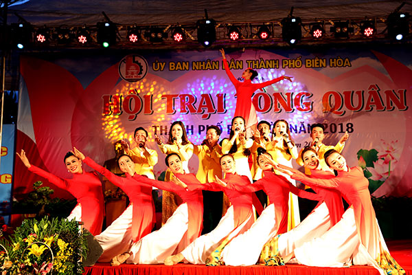 Một tiết mục văn nghệ tại lễ hội tòng quân thành phố Biên Hòa