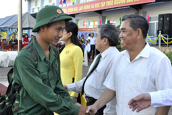  Đồng chí Huỳnh Văn Tới, TVTU, Chủ tịch ủy ban MTTQ tỉnh bắt tay động viên tinh thần tân binh huyện Thống Nhất lên đường nhập ngũ.