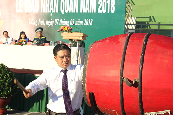 Chủ tịch UBND huyện, Chủ tịch HĐNVQS huyện Xuân Lộc đánh trống khai mạc lễ hội giao nhận quân