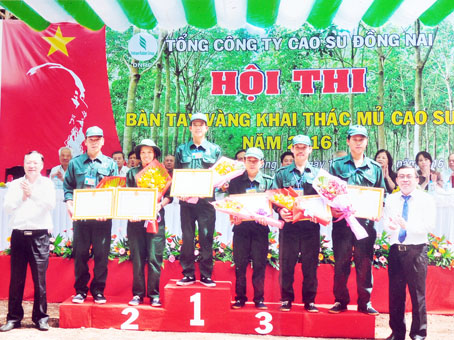 Anh Lê Hoài Anh (bục số 1) đoạt giải nhất cá nhân tại hội thi “Bàn tay vàng khai thác mủ cao su cấp tổng công ty” vào năm 2016.