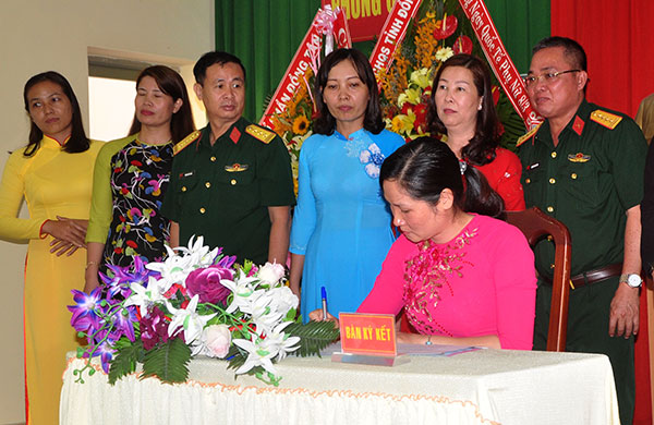 Các chi hội phụ nữ thuộc Hội Phụ nữ Bộ Chỉ huy quân sự tỉnh ký kết giao ước thi đua (ảnh: Đăng Tùng)