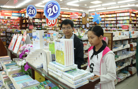 Bạn đọc tìm mua sách giảm giá trong chương trình Tháng 3 sách Trẻ của Nhà xuất bản Trẻ tại Fahasa BigC Tân Hiệp. Ảnh: V.TRUYÊN