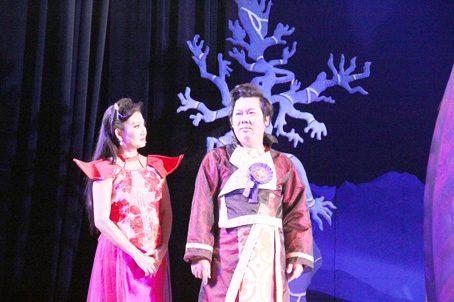 Cảnh trong vở Kỳ án xứ mặt trời. Ảnh: Trí Trọng