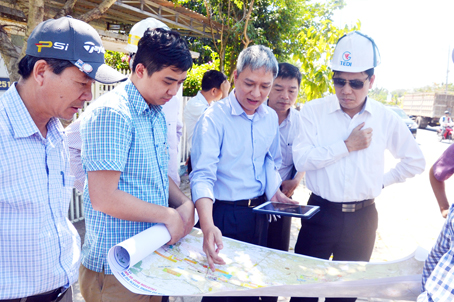 Thứ trưởng Bộ Giao thông - vận tải Nguyễn Ngọc Đông (thứ 3 từ trái qua) kiểm tra điểm xây dựng nút giao đường cao tốc Phan Thiết - Dầu Giây với quốc lộ 1 vào ngày 9-3-2018.