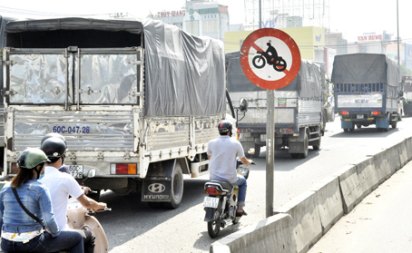 Người điều khiển xe máy chạy sai làn đường, dễ gây xung đột với những phương tiện khác.