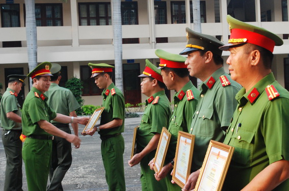  Đồng chí đại tá Nguyễn Văn Kim, Phó Giám đốc Công an tỉnh trao Bằng khen của Bộ Công an cho tập thể và cá nhân đạt thành tích xuất sắc.