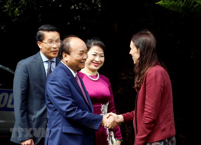 Thủ tướng New Zealand Jacinda Ardern đón Thủ tướng Nguyễn Xuân Phúc và Phu nhân. (Ảnh: Thống Nhất/TTXVN)