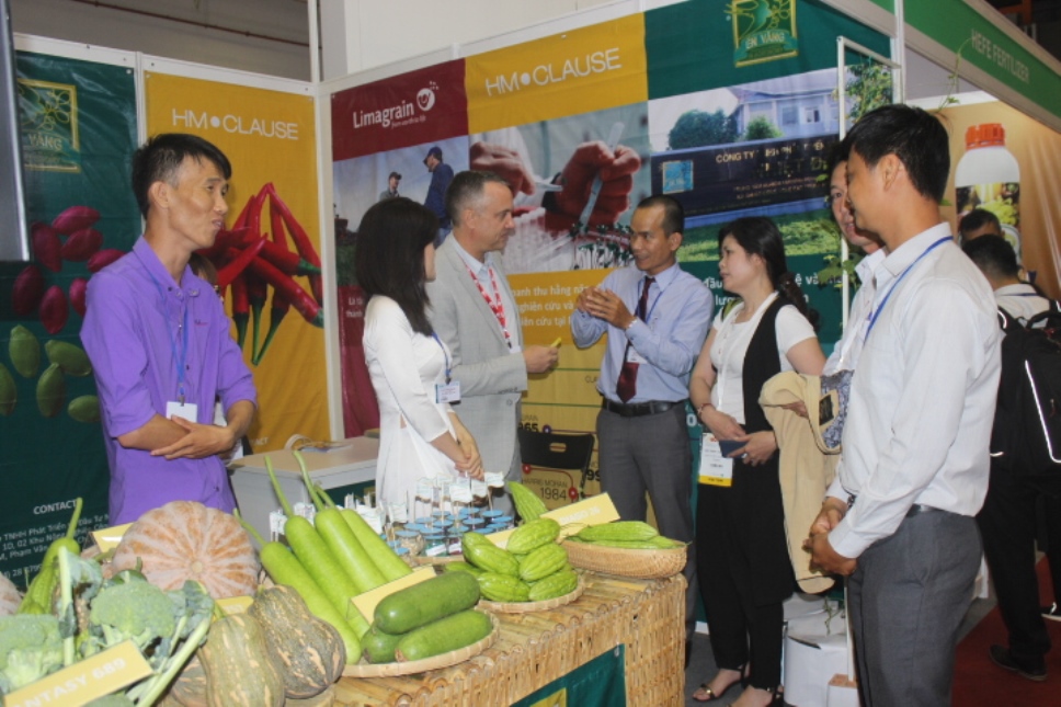 Khách tham quan Triển lãm và hội thảo quốc tế về công nghệ sản xuất, chế biến hoa, rau, quả và triển lãm về máy, thiết bị, kỹ thuật nông nghiệp Việt Nam năm 2018