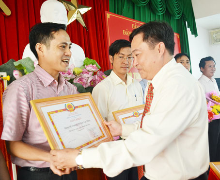 Đồng chí Nguyễn Hữu Định, Bí thư Đảng ủy khối các cơ quan tỉnh, khen thưởng các tổ chức cơ sở Đảng trong khối đạt trong sạch vững mạnh tiêu biểu năm 2017